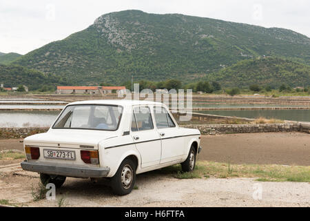Una Zastava 128 auto a Ston Croazia parcheggiati in prossimità delle saline. Noto anche come Zastava Skala e realizzato da Zastava Automobili Foto Stock