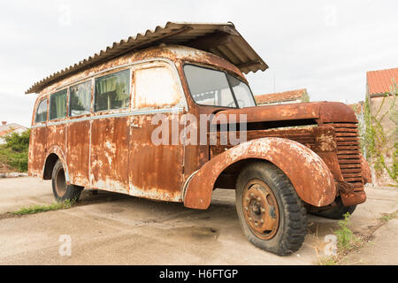 Un vecchio arrugginito motorhome vintage con un tetto in amianto parcheggiato in Drace Croazia Foto Stock