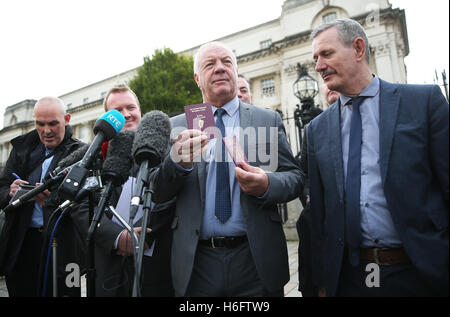 Raymond McCord mantiene la sua nuova emissione passaporto irlandese al fianco del suo passaporto britannico al di fuori della Alta Corte di Belfast a seguito di un licenziamento dei giudici del Regno Unito i primi problemi giuridici a Brexit. Foto Stock