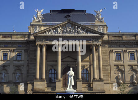 Germania, Hesse, Wiesbaden, il Teatro di Stato di Hesse, monumento a Schiller. Foto Stock