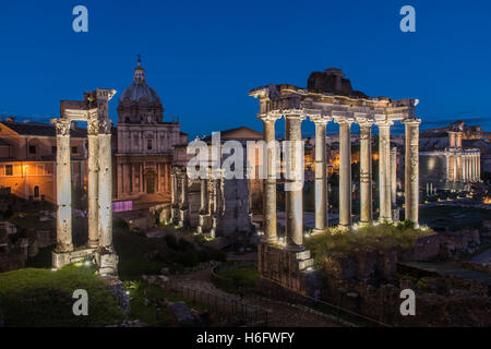 Vista notturna del Foro Romano, Roma, lazio, Italy Foto Stock