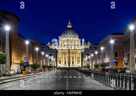 Vista notturna di Via della Conciliazione con la Basilica di San Pietro sullo sfondo, Roma, lazio, Italy Foto Stock