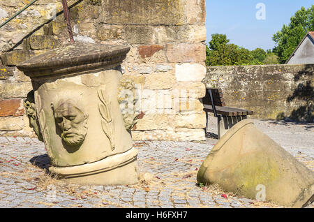 Monumento ai caduti in guerra di fronte al municipio in smalltown di Lauffen am Neckar, Baden-Württemberg, Germania. Foto Stock