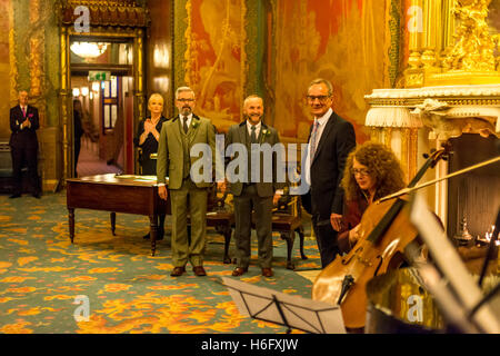 Uno dei primi matrimoni gay NEL REGNO UNITO, presso il Royal Pavilion in Brighton, East Sussex, tra Andrea Wale (occhiali) e Neil Foto Stock