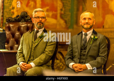 Uno dei primi matrimoni gay NEL REGNO UNITO, presso il Royal Pavilion in Brighton, East Sussex, tra Andrea Wale (occhiali) e Neil Foto Stock