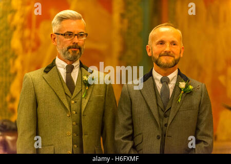 Uno dei primi matrimoni gay NEL REGNO UNITO, presso il Royal Pavilion in Brighton, East Sussex, tra Andrea Wale (occhiali) e Neil Foto Stock