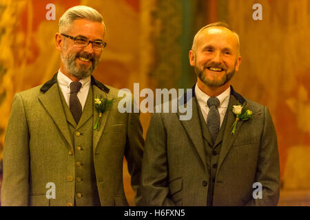Uno dei primi matrimoni gay NEL REGNO UNITO, presso il Royal Pavilion in Brighton, East Sussex, tra Andrea Wale (occhiali) e Neil Foto Stock
