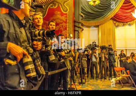Uno dei primi matrimoni gay NEL REGNO UNITO, presso il Royal Pavilion in Brighton, East Sussex, tra Andrea Wale (occhiali) e Neil Foto Stock