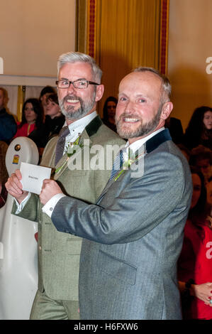 Uno dei primi matrimoni gay NEL REGNO UNITO, presso il Royal Pavilion in Brighton, East Sussex, tra Andrea Wale (occhiali) e Neil Foto Stock
