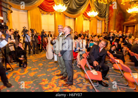 Uno dei primi matrimoni gay NEL REGNO UNITO, presso il Royal Pavilion in Brighton, East Sussex, tra Andrea Wale (occhiali) e Neil Foto Stock