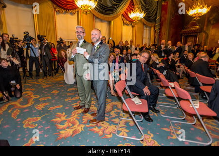 Uno dei primi matrimoni gay NEL REGNO UNITO, presso il Royal Pavilion in Brighton, East Sussex, tra Andrea Wale (occhiali) e Neil Foto Stock