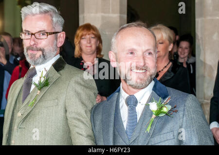 Uno dei primi matrimoni gay NEL REGNO UNITO, presso il Royal Pavilion in Brighton, East Sussex, tra Andrea Wale (occhiali) e Neil Foto Stock