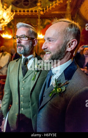 Uno dei primi matrimoni gay NEL REGNO UNITO, presso il Royal Pavilion in Brighton, East Sussex, tra Andrea Wale (occhiali) e Neil Foto Stock
