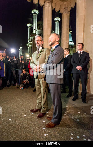 Uno dei primi matrimoni gay NEL REGNO UNITO, presso il Royal Pavilion in Brighton, East Sussex, tra Andrea Wale (occhiali) e Neil Foto Stock