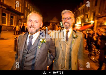 Uno dei primi matrimoni gay NEL REGNO UNITO, presso il Royal Pavilion in Brighton, East Sussex, tra Andrea Wale (occhiali) e Neil Foto Stock