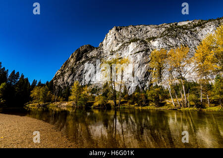 Riflessi nel fiume Merced a Sentinel Beach nel Parco Nazionale di Yosemite in California USA Foto Stock