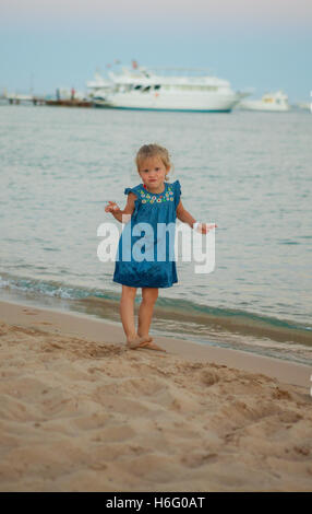 Bella ragazza in posa sulla costa del mare Foto Stock