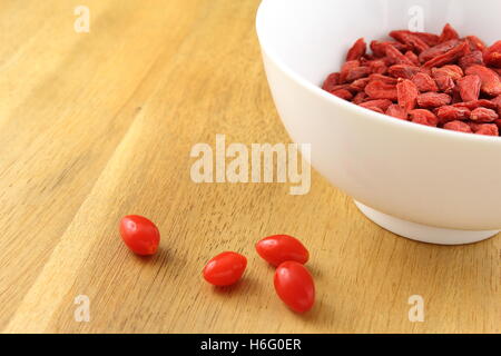 Essiccati goji bacche in una piccola ciotola bianco Foto Stock