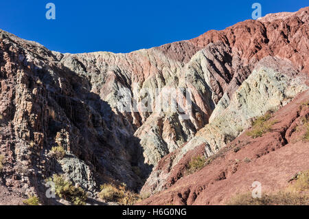 Le catene colorate di Cerro de los Siete Colores nella Quebrada de la Humahuaca, Argentina Foto Stock