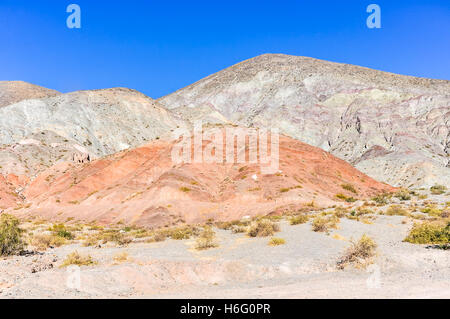 Le catene colorate di Cerro de los Siete Colores nella Quebrada de la Humahuaca, Argentina Foto Stock