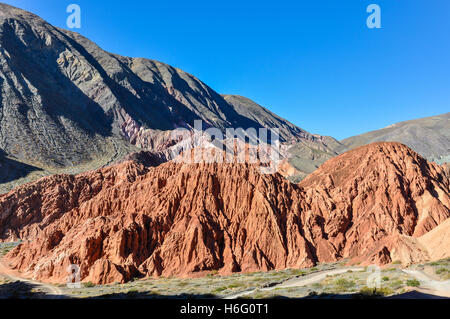 Le catene colorate di Cerro de los Siete Colores nella Quebrada de la Humahuaca, Argentina Foto Stock