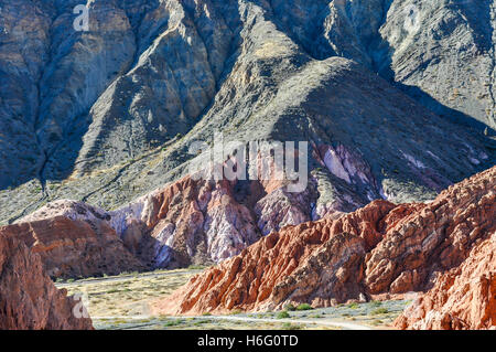 Le catene colorate di Cerro de los Siete Colores nella Quebrada de la Humahuaca, Argentina Foto Stock