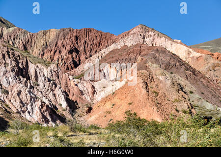 Le catene colorate di Cerro de los Siete Colores nella Quebrada de la Humahuaca, Argentina Foto Stock