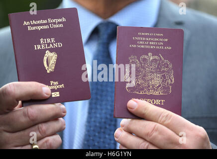 Raymond McCord mantiene la sua nuova emissione passaporto irlandese al fianco del suo passaporto britannico al di fuori della Alta Corte di Belfast a seguito di un licenziamento dei giudici del Regno Unito i primi problemi giuridici a Brexit. Foto Stock