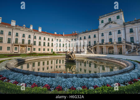 Cortile d Onore, Eszterhaza aka Palazzo Esterhazy Palace di Fertod, Western oltre Danubio, Ungheria Foto Stock