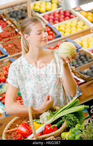 Donna frutto di acquisto Foto Stock