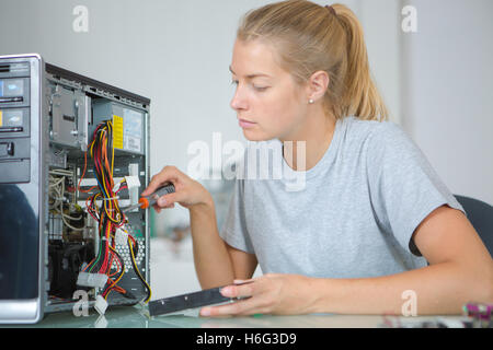Donna che fissa una CPU Foto Stock