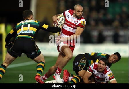 Gloucester's Charlie Sharples è affrontato da Northampton Santi George Nord durante la Aviva Premiership corrispondono a Franklin's Gardens, Northampton. Foto Stock