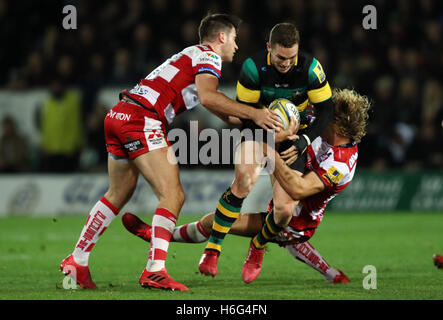 Northampton Santi George Nord è affrontato da Gloucester's Mark Atkinson e Billy Twelvetrees durante la Aviva Premiership corrispondono a Franklin's Gardens, Northampton. Foto Stock