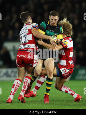 Northampton Santi George Nord è affrontato da Gloucester's Mark Atkinson e Billy Twelvetrees durante la Aviva Premiership corrispondono a Franklin's Gardens, Northampton. Foto Stock