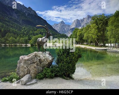 Il lago di Jasna e capre di montagna statua a Kranjska Gora in Slovenia Foto Stock