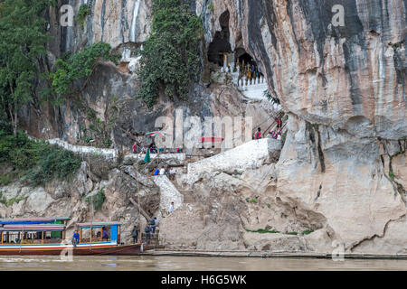 Ingresso alle grotte di Pak ou, che mostrano Tham Ting, grotta inferiore, Laos Foto Stock