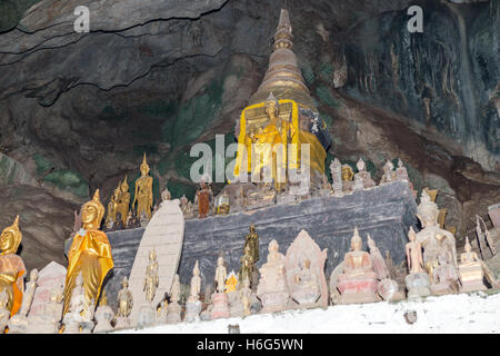 Sculture di Buddha in miniatura, Tham Ting, grotta inferiore, grotte di Pak ou, Laos Foto Stock