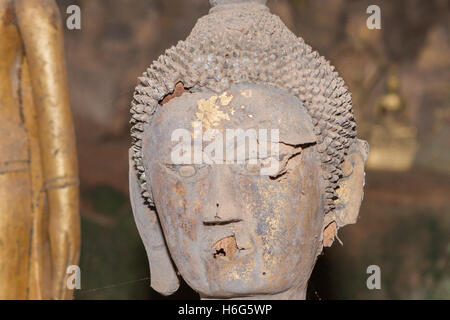 Sculture di Buddha in miniatura, Tham Ting, grotta inferiore, grotte di Pak ou, Laos Foto Stock