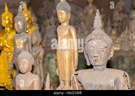 Sculture di Buddha in miniatura, Tham Ting, grotta inferiore, grotte di Pak ou, Laos Foto Stock