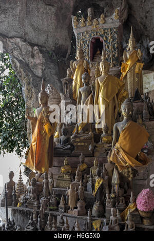 Sculture di Buddha in miniatura, Tham Ting, grotta inferiore, grotte di Pak ou, Laos Foto Stock