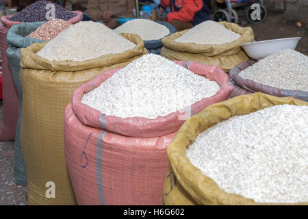 Diversi tipi di riso, mercato locale di prima mattina, Luang Prabang, Laos Foto Stock