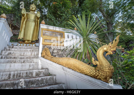 Posa di pace di Buddha + Naga, Wat That Chomsi, tempio, Luang Prabang, Laos Foto Stock