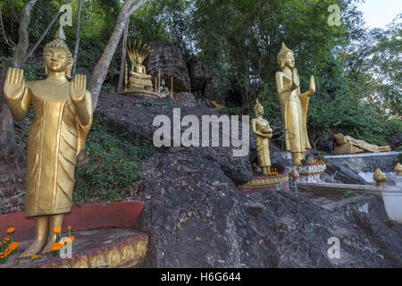 Buddha reclinato (Martedì), ALMS (Mercoledì), Pace (Lunedi) e seduta sotto Naga (sabato), Wat che Chomsi, tempio, Luang Prabang, Laos Foto Stock