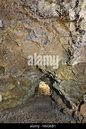 Grotta Vulcanica gallery nell'isola Terceira. Azzorre. Gruta do Natal. In verticale Foto Stock