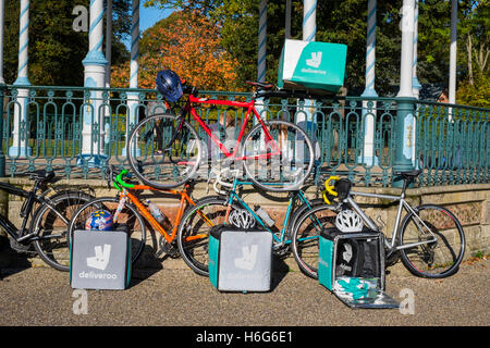 Consegna Deliveroo bikes schierate in cava, Shrewsbury, Shropshire, Regno Unito Foto Stock