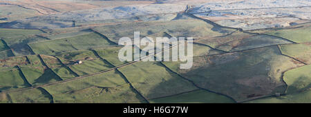 (Cucito) panoramica vista sui campi smerigliato di Wharfedale dalla sede di Simons Wharfedale Yorkshire Dales North Yorkshire Regno Unito Foto Stock