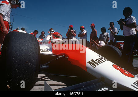 Niki Lauda nella sua McLaren degli anni ottanta Foto Stock