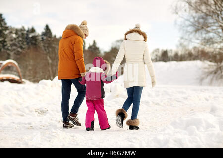 La famiglia felice in abbigliamento invernale passeggiate all'aperto Foto Stock