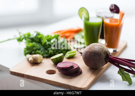 Occhiali con vegetali diversi e freschi succhi di frutta Foto Stock