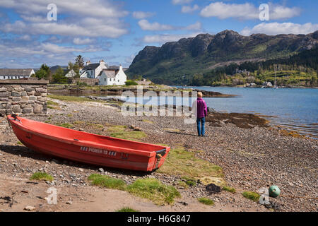 Guardando sul Loch Carron da plockton vicino a Kyle of Lochalsh, Highland, Scotland, Regno Unito Foto Stock